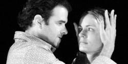 escena de Volpone o la guineu, actors: Carles Bigorra i Ivana Miño